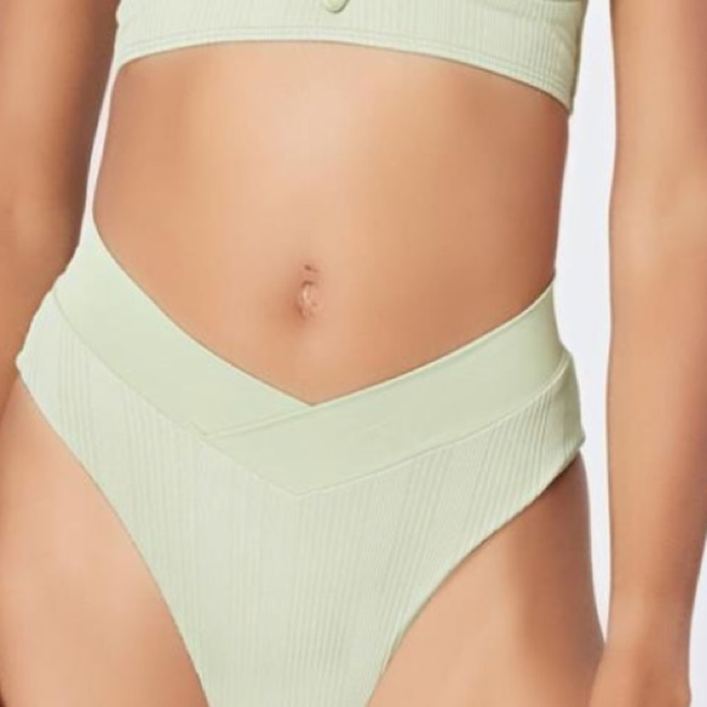NWT L* SPACE
LIGHT OLIVE POINTELLE RIB COURT BIKINI BOTTOM